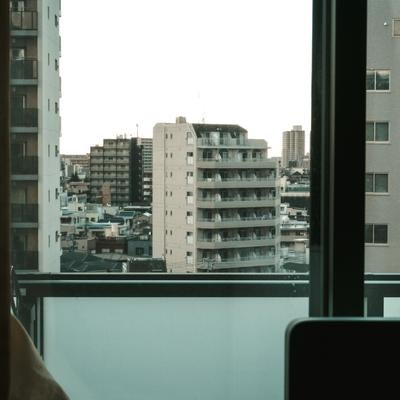 窓の向こうに広がる都市の風景の写真