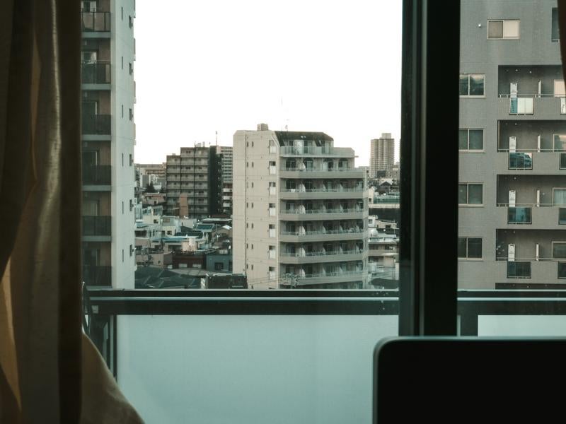 窓の向こうに広がる都市の風景の写真