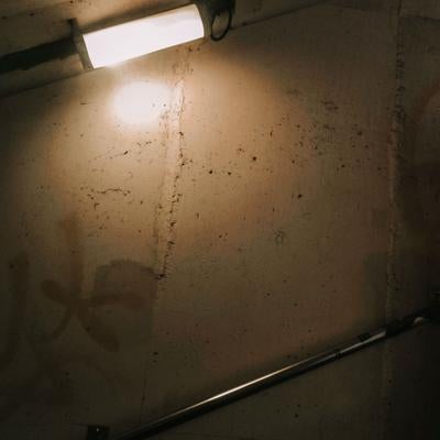 灯りを照らす地下通路の写真