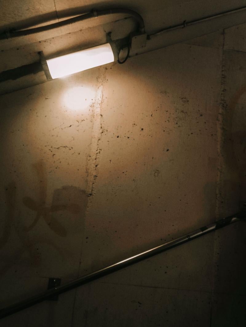 「灯りを照らす地下通路」の写真