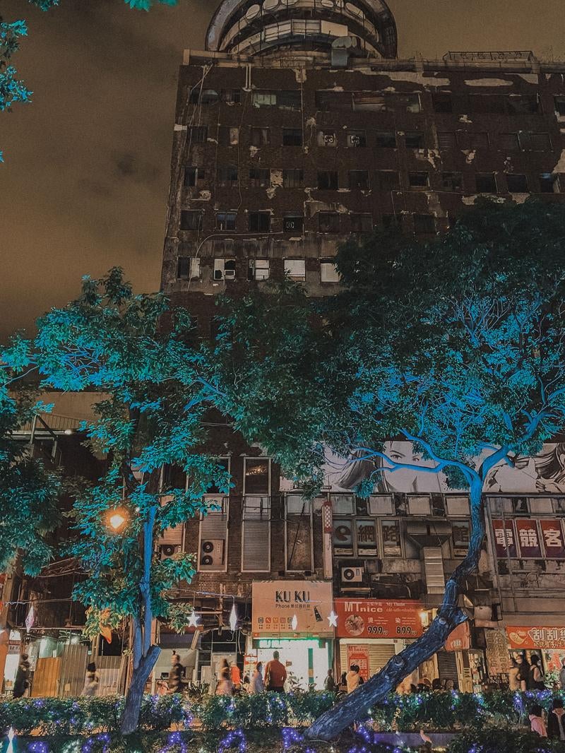夜のネオンに照らされる台湾の路面店の写真