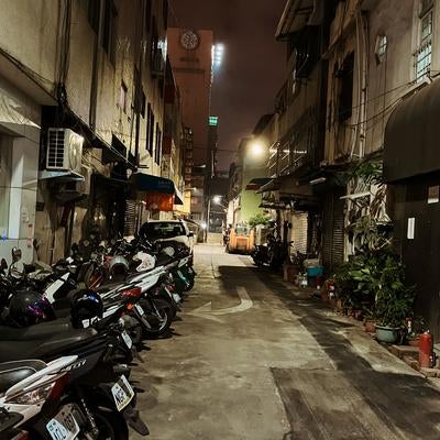 隙間なく詰まった建物と整然としたバイクの写真