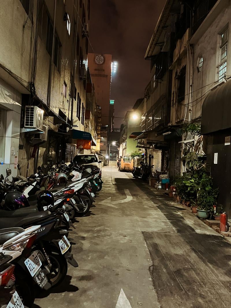 隙間なく詰まった建物と整然としたバイクの写真