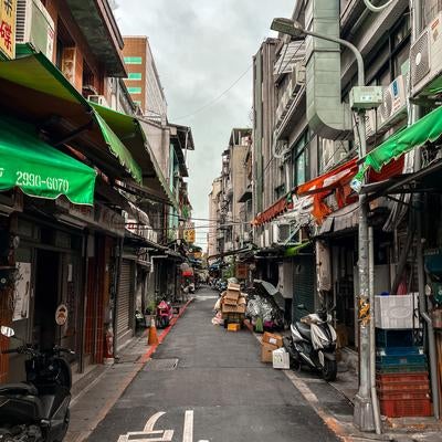 台湾の生活感漂う細い路地の写真