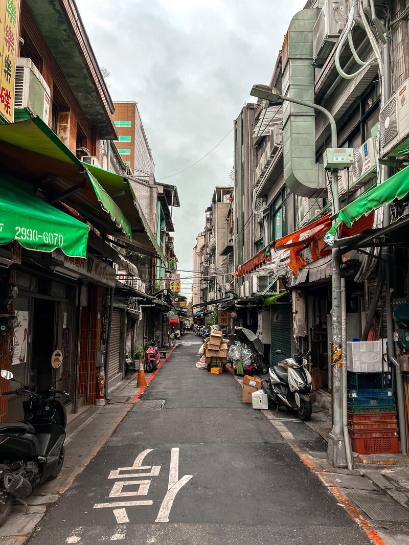 台湾の生活感漂う細い路地の写真