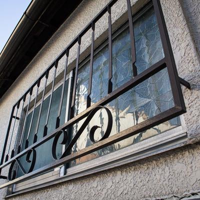 鉄格子がはめられた小窓の写真