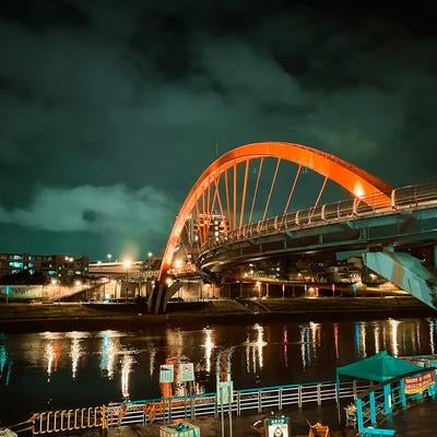 赤いアーチが夜を彩る台湾の幻想橋の素材