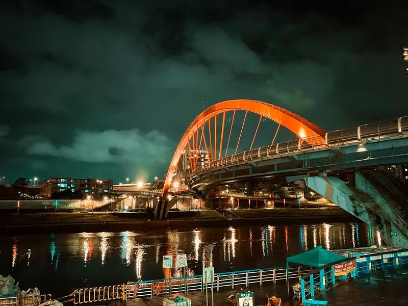 赤いアーチが夜を彩る台湾の幻想橋の写真