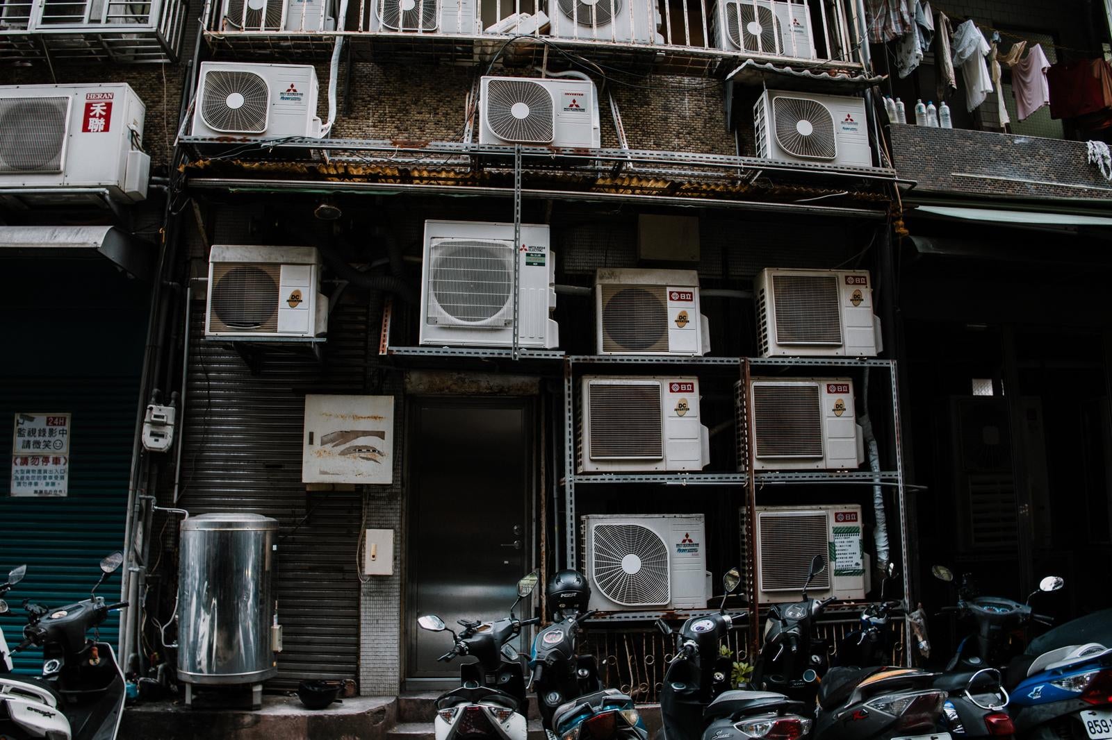 「エアコン室外機が壁一面を覆う台湾の生活感」の写真