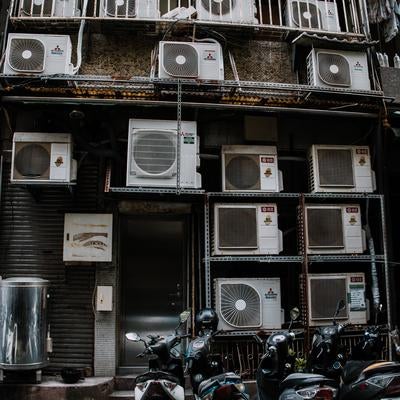 エアコン室外機が壁一面を覆う台湾の生活感の写真