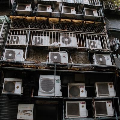 台湾の都市生活を支えるエアコン室外機の群像の写真