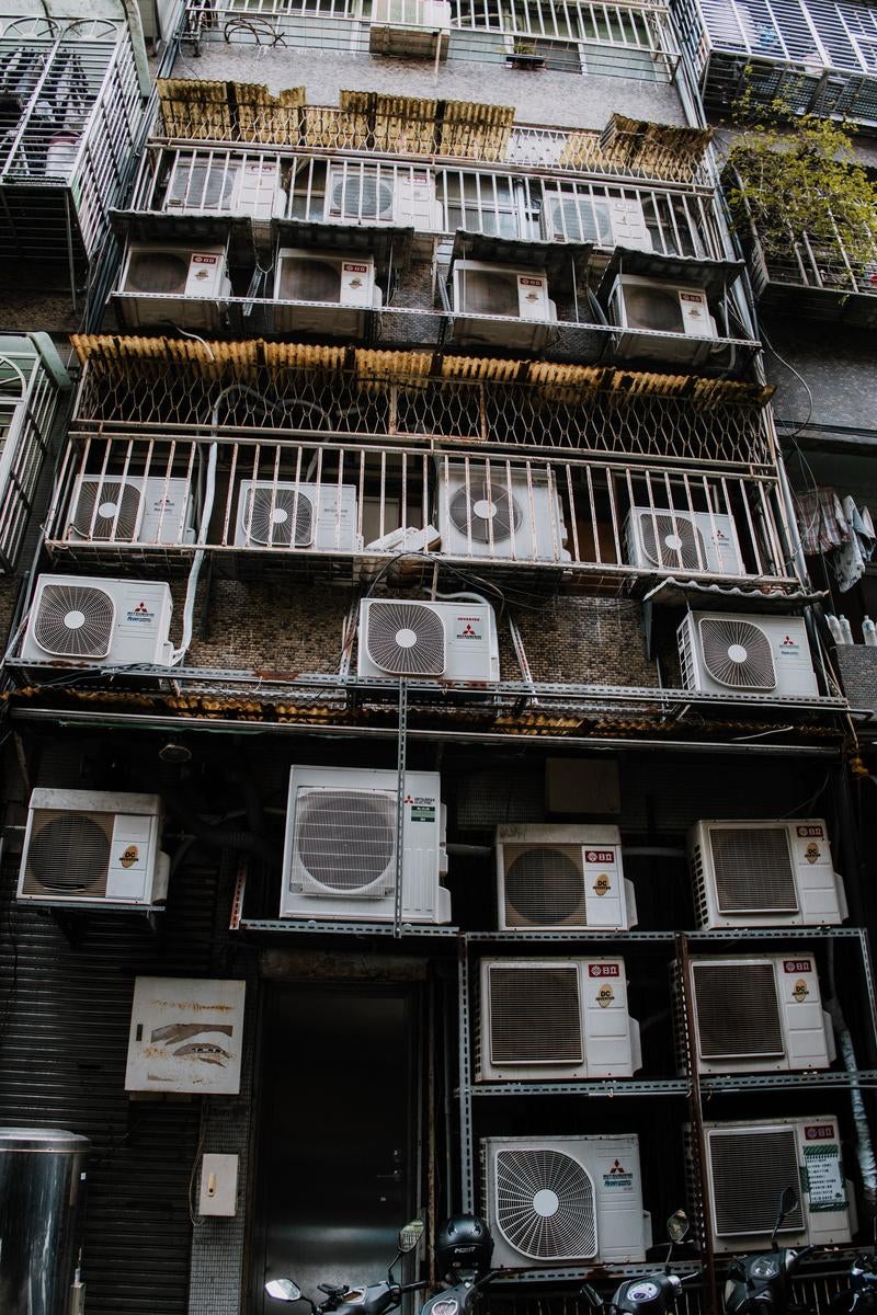 「台湾の都市生活を支えるエアコン室外機の群像」の写真