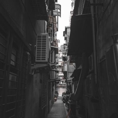 狭く入り組んだ台湾の裏路地の写真