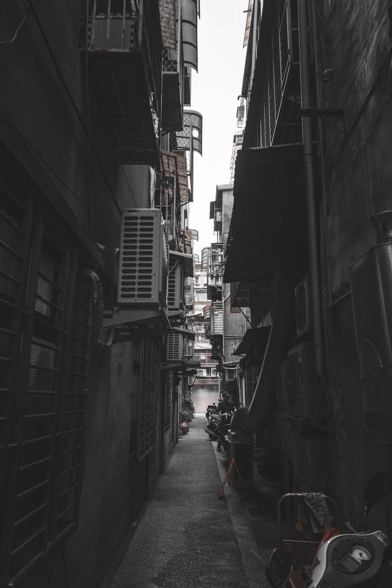 狭く入り組んだ台湾の裏路地の写真