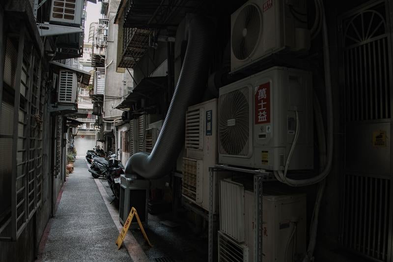 台湾の狭い路地にびっしりと並ぶエアコン室外機の写真