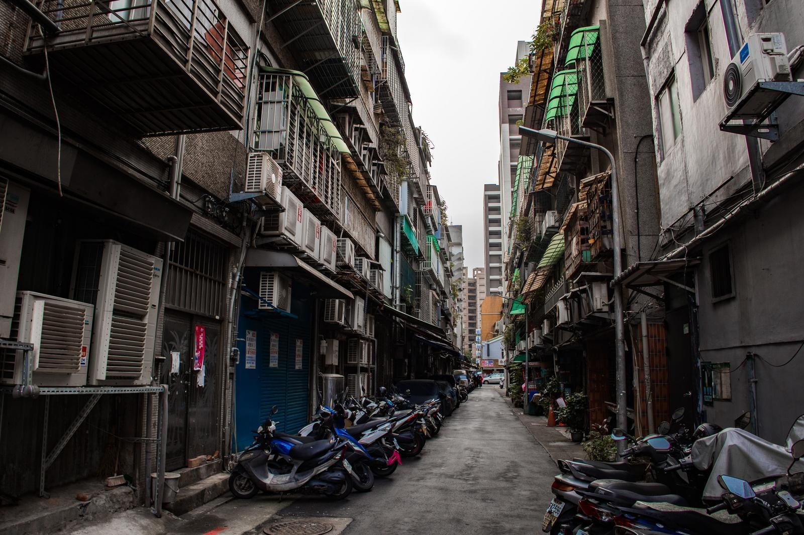 「台湾の路地裏に並ぶバイク」の写真