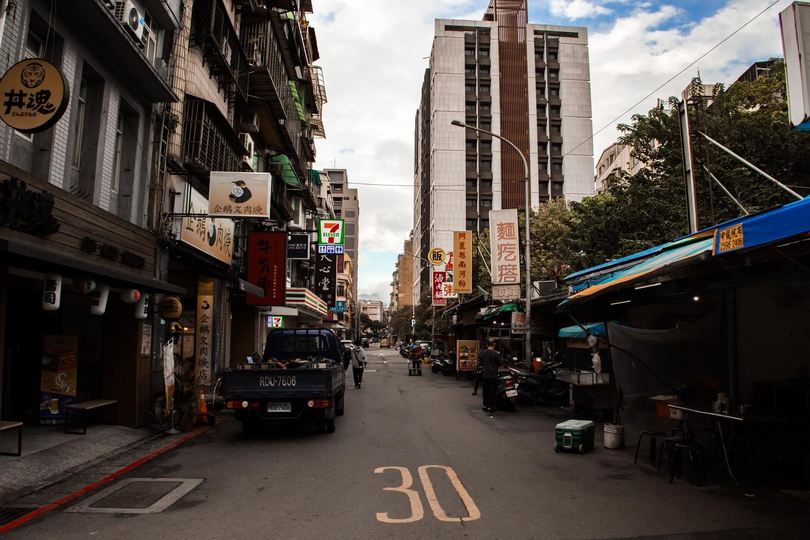 「生活に根差した店舗が軒を連ねる台湾の風景」の写真