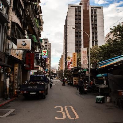 生活に根差した店舗が軒を連ねる台湾の風景の写真