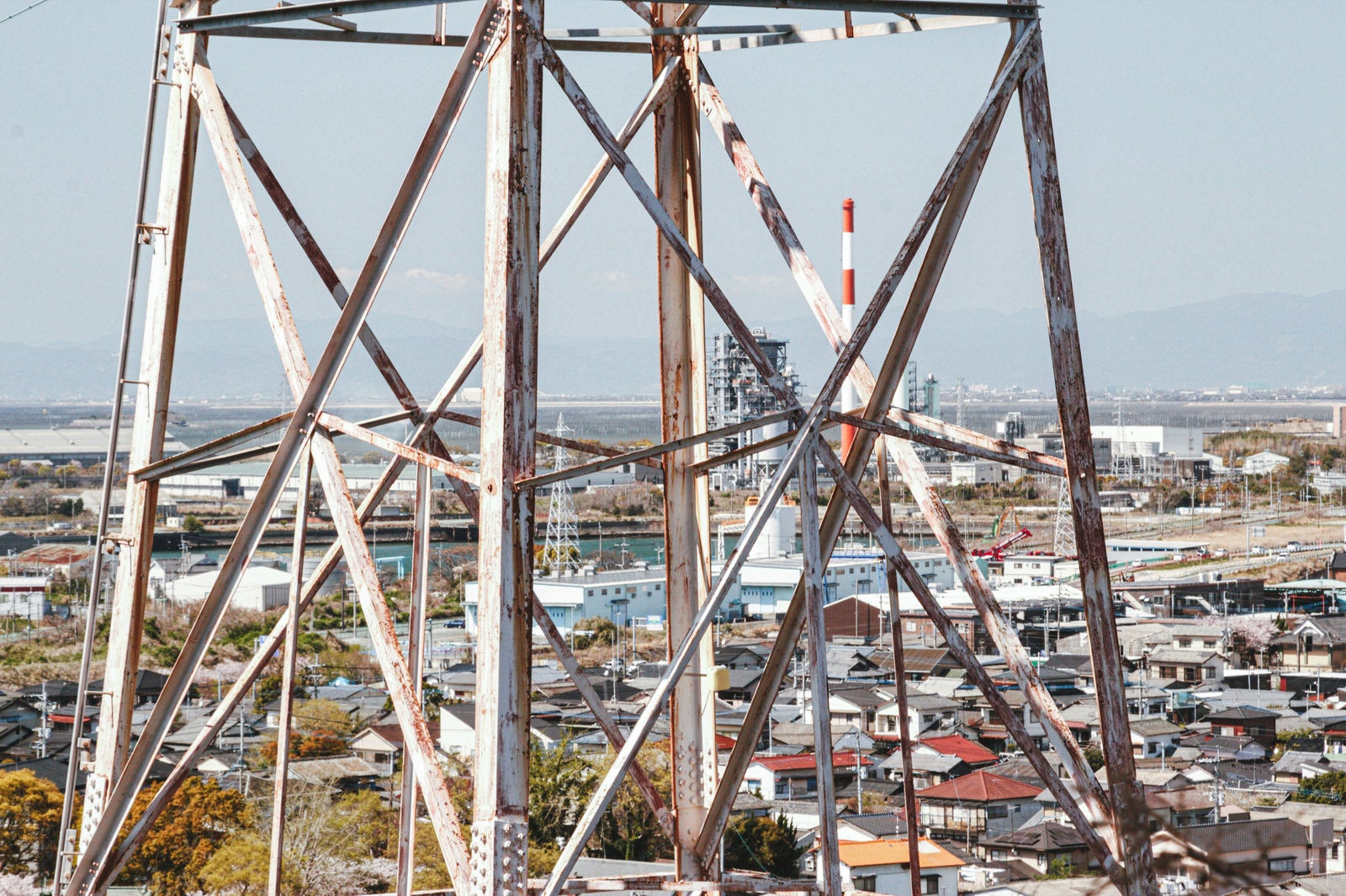 「錆びた鉄塔と工業地帯」の写真
