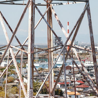 錆びた鉄塔と工業地帯の写真