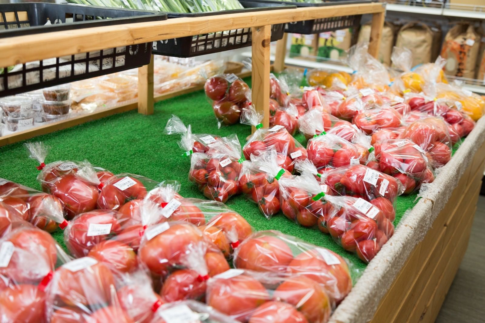 「ふれあい市場に陳列されたブロガーに人気のトマト」の写真