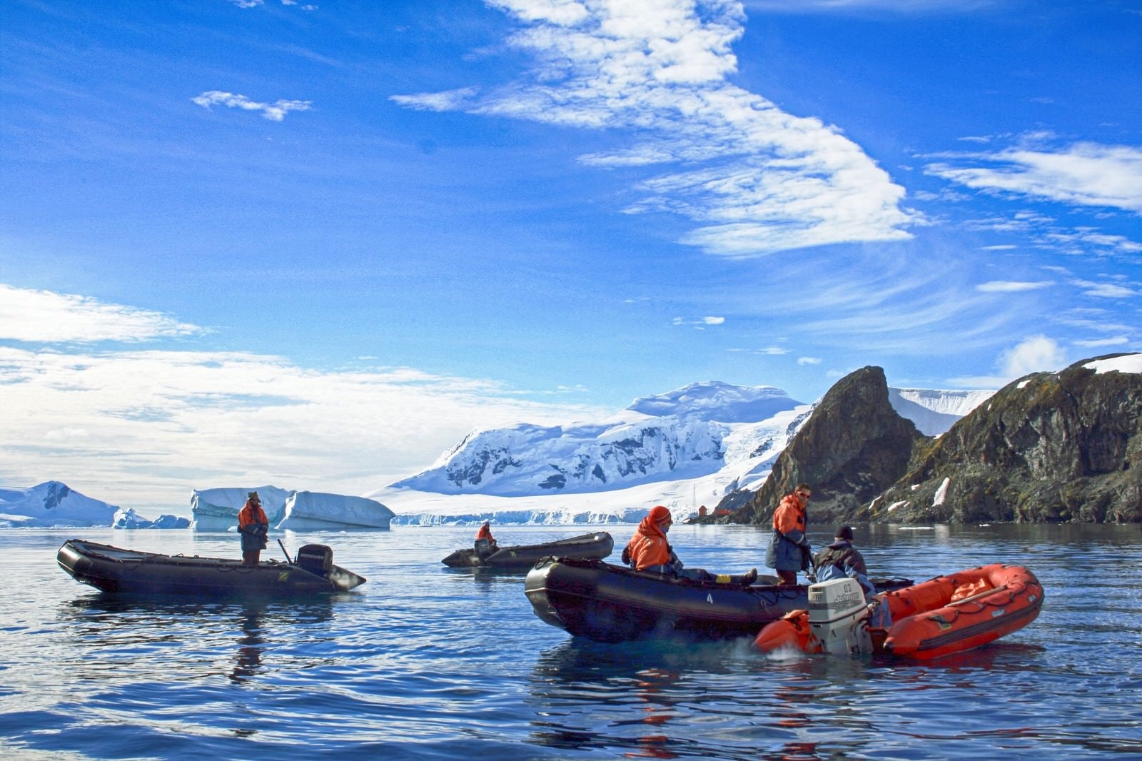 「南極大陸とゾディアック」の写真
