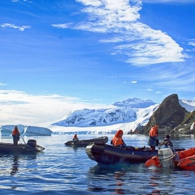 南極大陸とゾディアックの写真