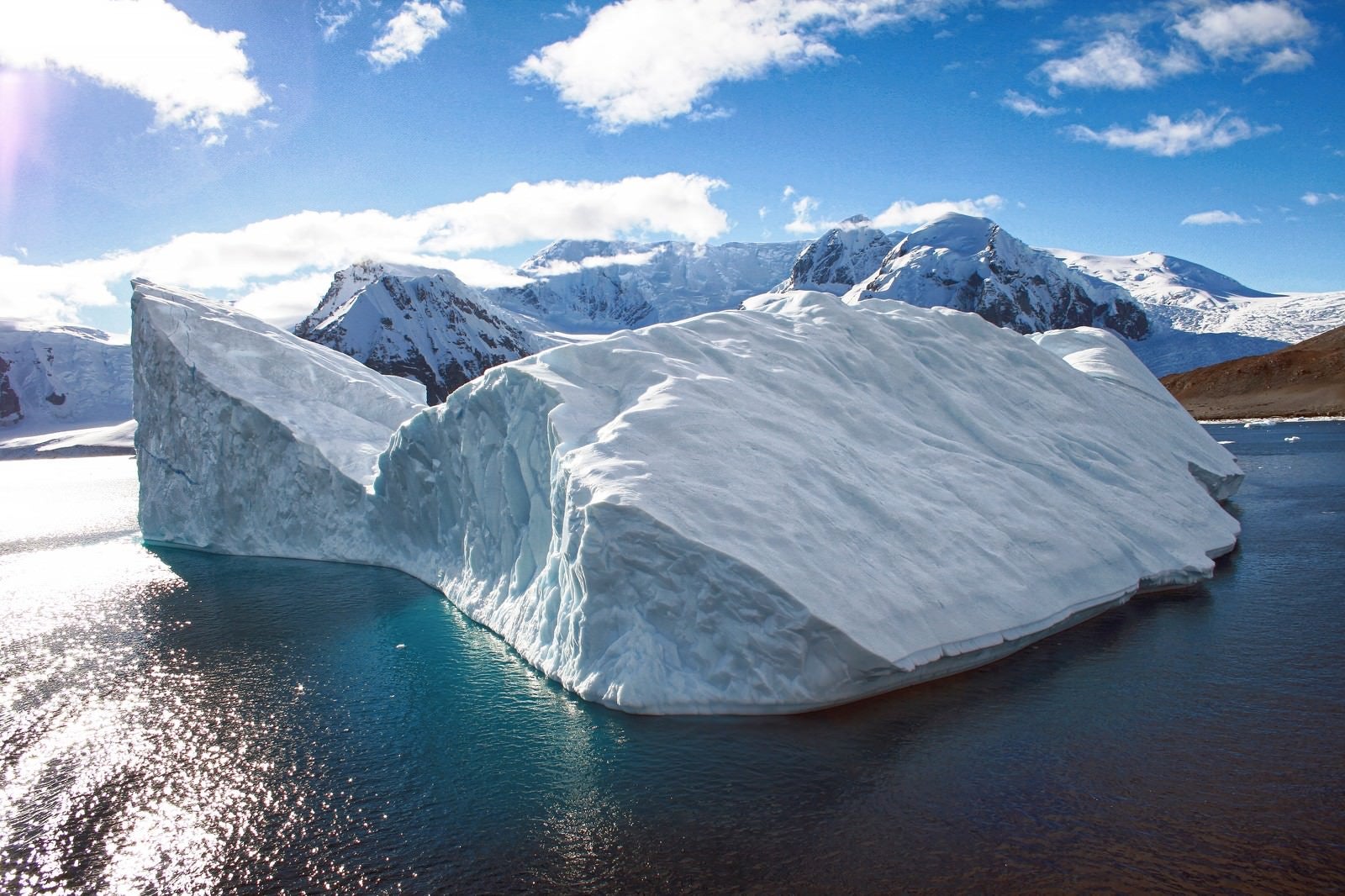 「南極の氷の島」の写真