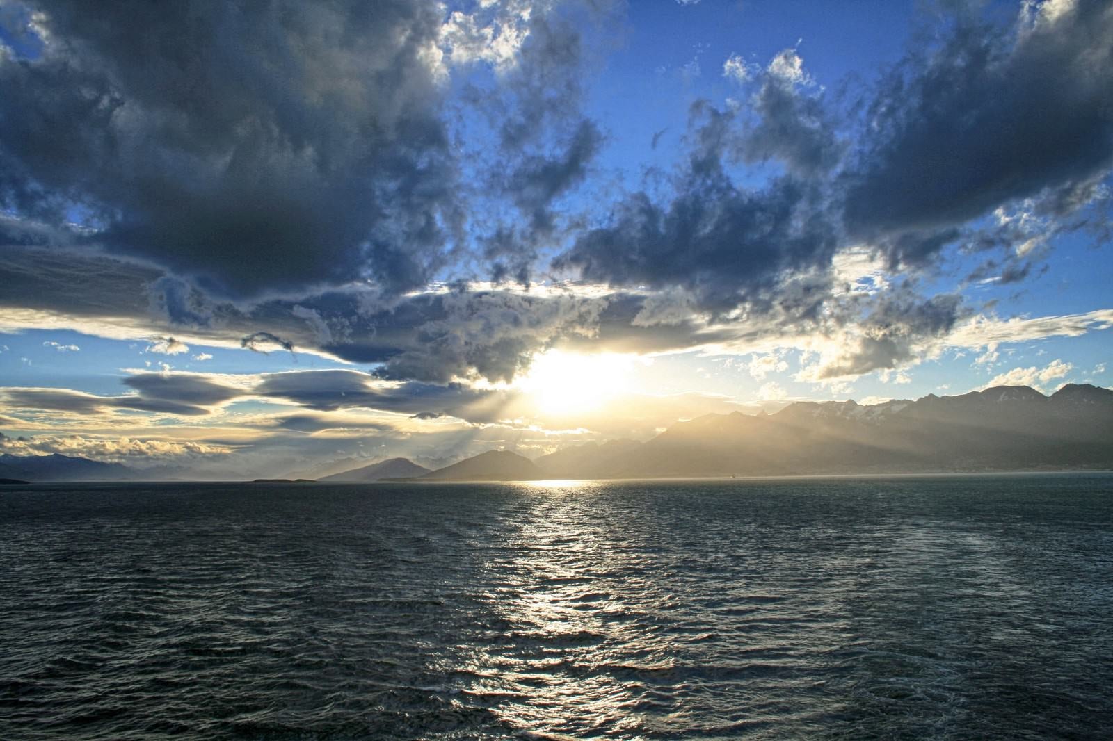 「穏やかな海に日が昇る 」の写真