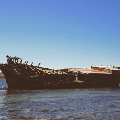 フォークランド諸島に浮かぶ座礁した廃船の写真