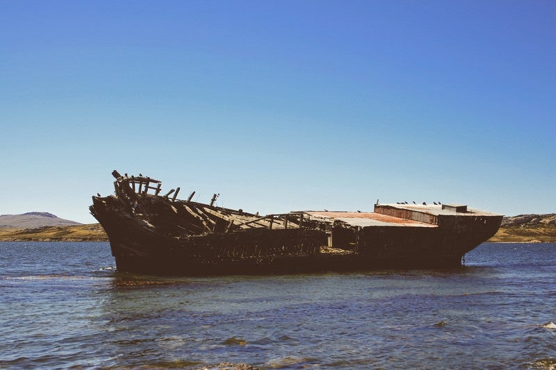 フォークランド諸島に浮かぶ座礁した廃船の写真