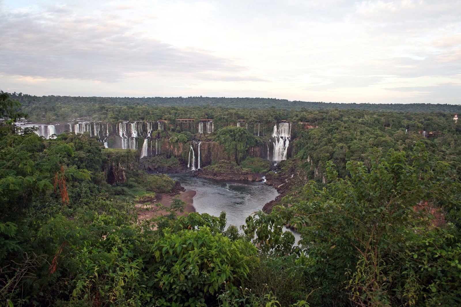 「ジャングルに流れるイグアスの滝」の写真