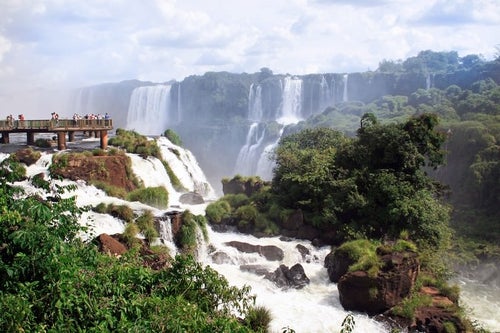 イグアスの滝と観光客の写真