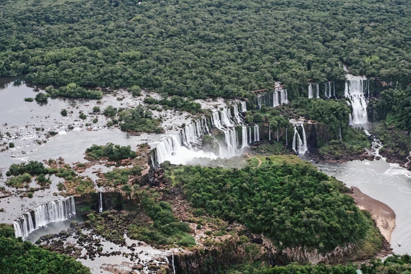 森に囲まれたイグアスの滝の写真