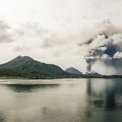 噴煙を上げる火山島の写真