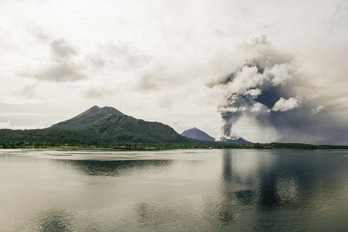 噴煙を上げる火山島の写真