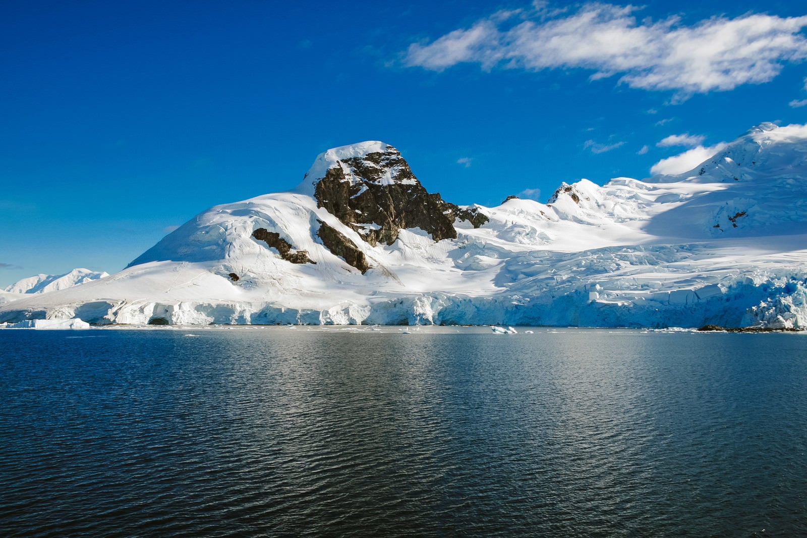 「氷が溶け山肌が見える（南極大陸）」の写真