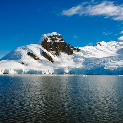 氷が溶け山肌が見える（南極大陸）の写真