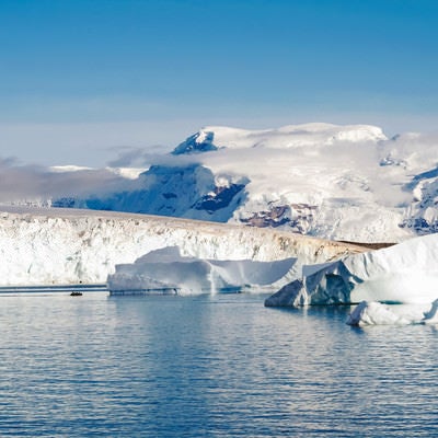 南極大陸の分厚い流氷の写真