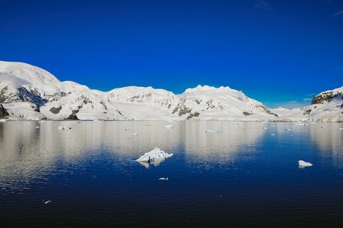快晴の南極大陸の写真