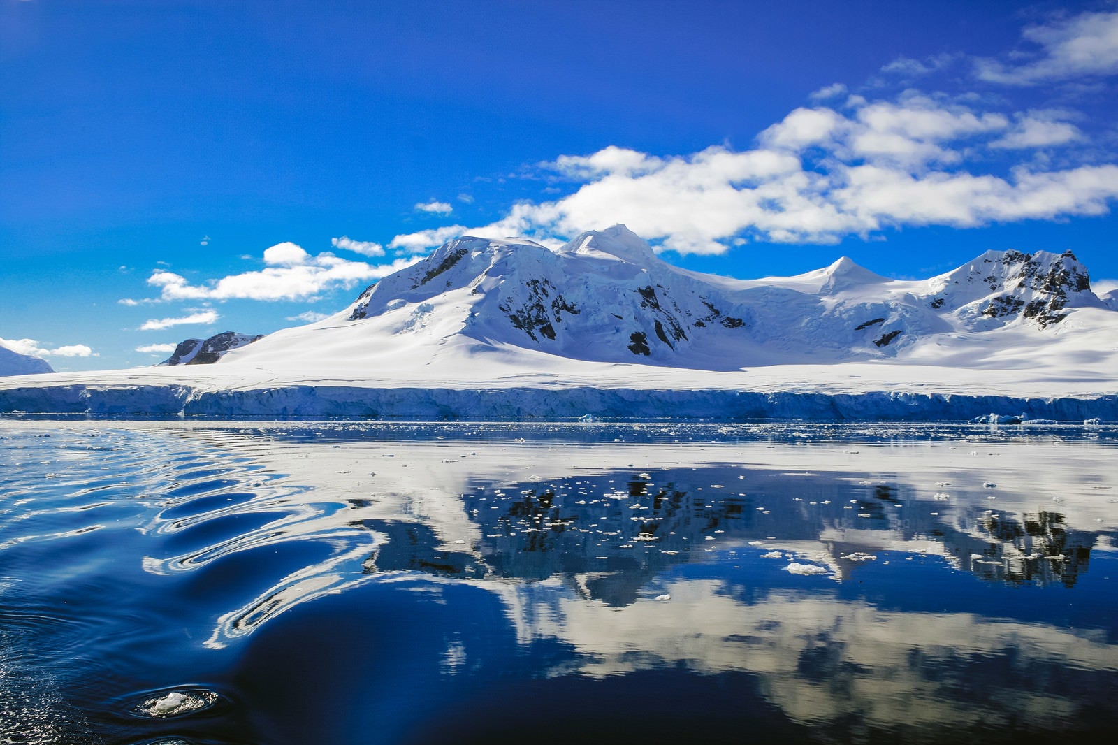 「青く澄んだ空と南極大陸」の写真