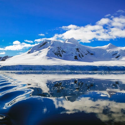 青く澄んだ空と南極大陸の写真