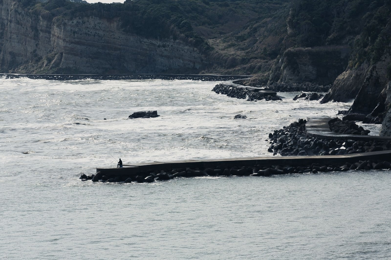 「千葉県いすみ市の海岸と釣り人」の写真