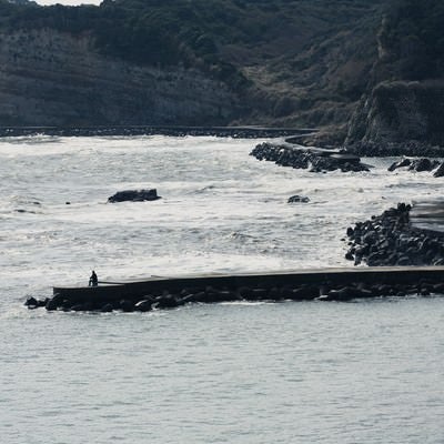 千葉県いすみ市の海岸と釣り人の写真