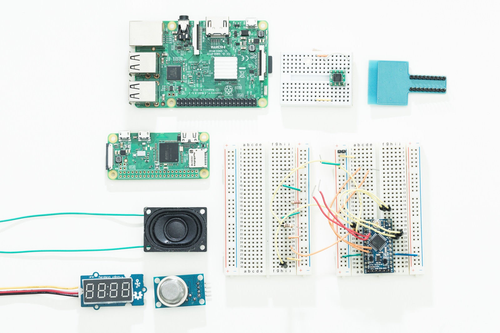 「教育用の小型コンピューター（Raspberry Pi）と電子部品」の写真