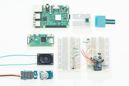 教育用の小型コンピューター（Raspberry Pi）と電子部品の写真