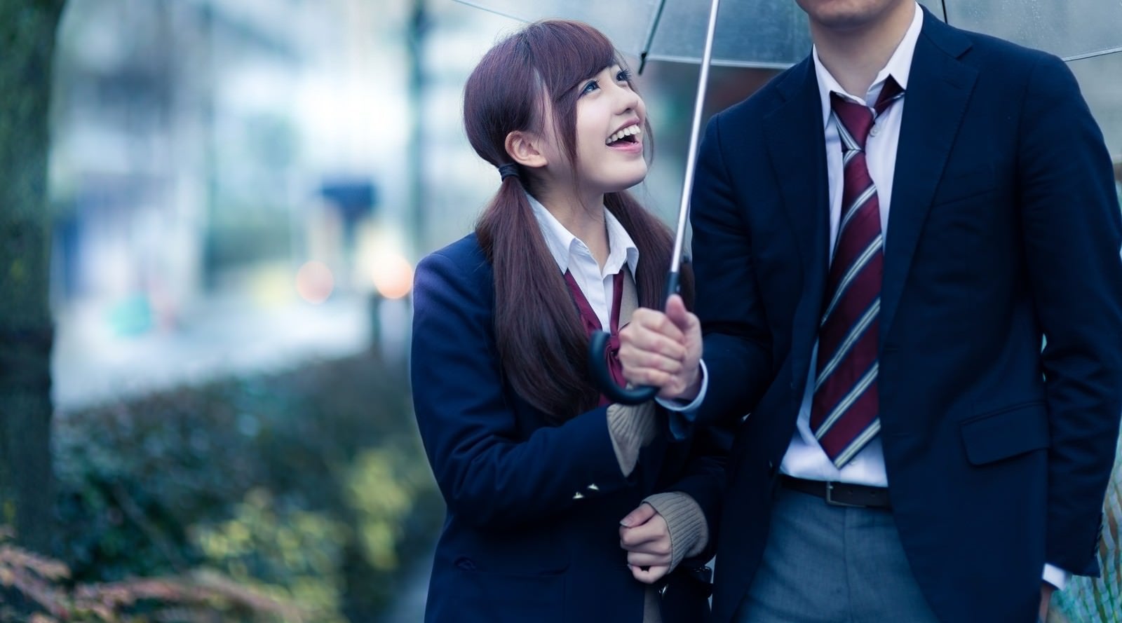 「「傘忘れちゃった！」彼氏に相合傘をおねだりする彼女」の写真［モデル：河村友歌］