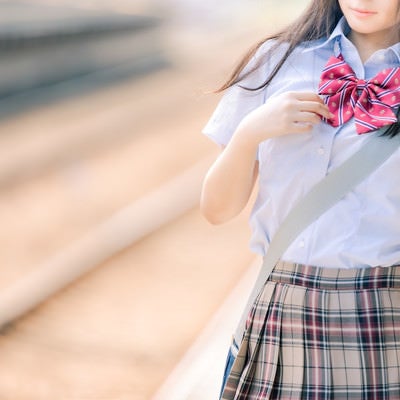 電車通学の女子高生の写真