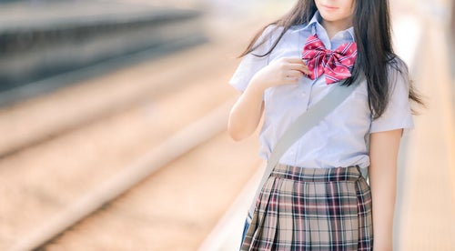 電車通学の女子高生の写真