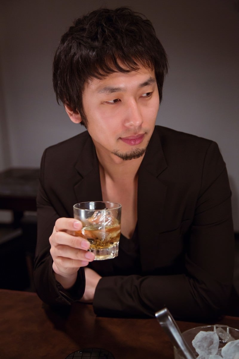 「バーラウンジでお酒を愉しむ男性」の写真［モデル：大川竜弥］